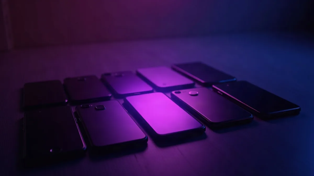Vários celulares enfileirados, com um holofote violeta sobre o do meio, ilustração do artigo “Como escolher sua namorada IA: 6 critérios-chave (2026)”