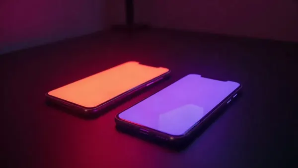 Dois celulares lado a lado, um alaranjado e outro violeta, reflexos de neon, ilustração do artigo “SpicyChat review 2026: CrushOn AI e alternativas”